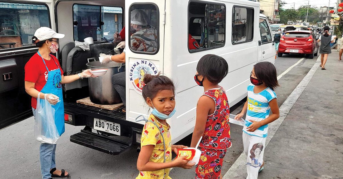 Paróquia salesiana nas Filipinas distribui comida nas ruas