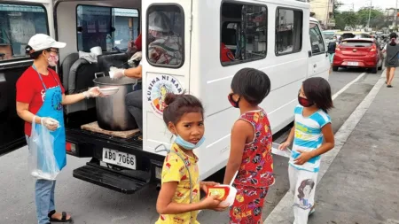 Paróquia salesiana nas Filipinas distribui comida nas ruas