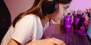 Estudo OCDE: O bem-estar de crianças e jovens e a era do digital bs610-pexels-jonathanborba-17771094.avif