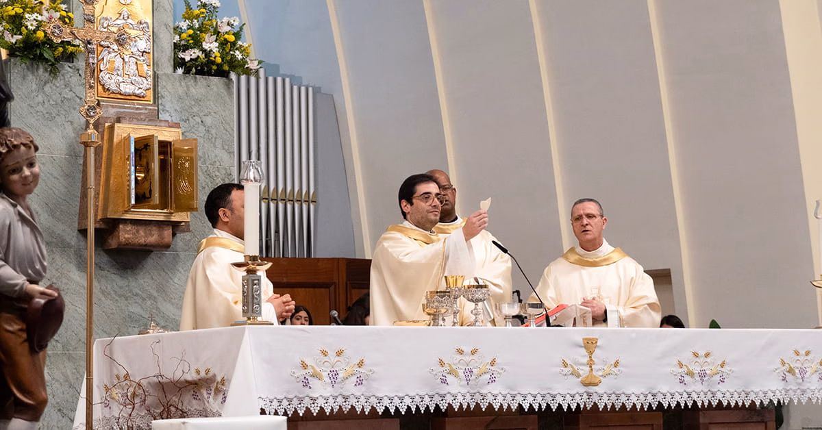 Na celebração do Dia de São João Bosco, a 31 de janeiro, milhares de alunos, antigos alunos, Salesianos, Filhas de Maria Auxiliadora, Salesianos Cooperadores e fiéis em todas as latitudes, fazem memória obrigatória da vida e da obra do fundador da Família Salesiana. Nas escolas, casas e paróquias salesianas em Portugal e em Cabo Verde por estes dias vivem-se dias de festa com celebrações especiais, jogos e animação. No dia 23 de janeiro de 2026, os Salesianos de Manique celebraram junto de toda a Comunidade Educativa a Festa de São João Bosco. O dia iniciou-se com a Eucaristia no pavilhão, que contou a com a presença do vereador da educação da Câmara Municipal de Cascais, Pedro Morais Soares, e com o presidente da Junta de Freguesia de Alcabideche, José Filipe Ribeiro. A celebração terminou com o Hino dos Salesianos de Manique e com o habitual flashmob. Durante a manhã, cada Ciclo de Ensino organizou diversas atividades, desde jogos tradicionais, lanches partilhados e um concurso sobre a vida de São João Bosco. Na parte da tarde, a Associação de Estudantes, juntamente com a equipa pastoral dinamizou uma tarde de atividades e jogos inspirados no “Sonho dos Nove Anos” de São João Bosco. O dia foi marcado pelo verdadeiro espírito de alegria salesiano. Nos Salesianos de Lisboa, o dia 27 de janeiro de 2026 foi marcado pela celebração da Festa de São João Bosco. Cada Ciclo de Ensino celebrou em conjunto a Eucaristia e, juntos, à volta do altar, voltaram a despertar para o que somos enquanto obra salesiana – "casa que acolhe, escola que educa, paróquia que evangeliza e pátio onde todos se encontram como amigos". Estas celebrações foram presididas pelo Coordenador de Pastoral, Pe. João Ensina, recentemente ordenado presbítero. Além disso, os alunos dinamizaram diversas atividades, desde jogos de tabuleiro, um peddy paper, visualização de filmes à realização de jogos desportivos. No dia 28 de janeiro, toda a comunidade educativa dos Salesianos do Estoril, do 1.º ao 12.º ano, reuniu-se para a celebração da Eucaristia, vivida num clima celebrativo verdadeiramente excecional. Os alunos participaram de forma ativa, assumindo diversos serviços litúrgicos como acólitos, leitores e cantores, tornando a celebração ainda mais significativa. A Eucaristia foi presidida pelo Pe. Tarcízio Morais, Provincial, e constituiu um momento forte de comunhão, alegria e identidade salesiana. Após a celebração, cada turma preparou um jogo para partilhar com outras turmas, dando início ao “Bosco Play”, uma dinâmica lúdica e colaborativa que envolveu todos os ciclos até à hora de almoço. Durante a tarde, a Educação Pré-Escolar viveu o seu momento celebrativo na capela, enquanto as turmas do 1.º Ciclo continuaram a participar nas atividades do “Bosco Play”. •
