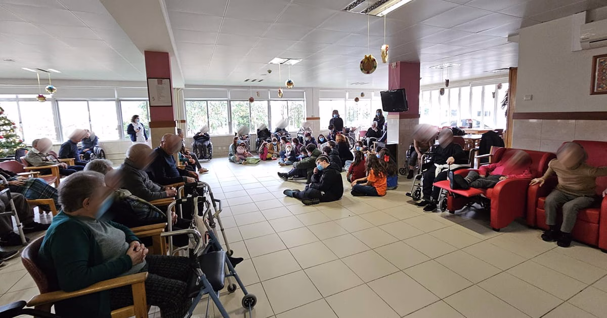 jovens da catequese da Paróquia de S. João Bosco, do 1.º e 7.º ano, numa ação natalícia de solidariedade, visitaram o Lar de Idosos Nossa Senhora da Paz