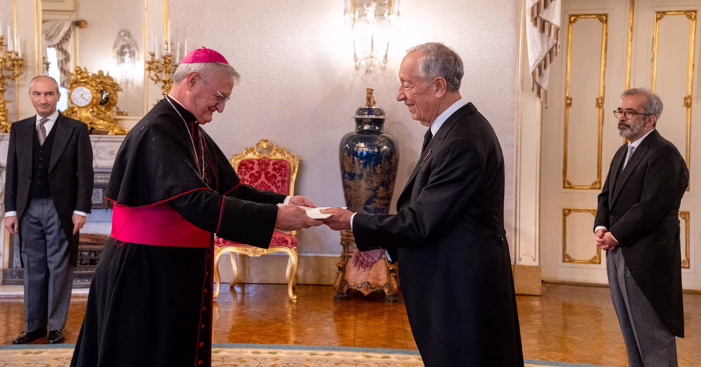 Novo Núncio, D. Andrés Carrascosa Coso, entrega Cartas Credencias ao Presidente da República