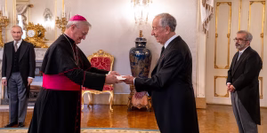 Novo Núncio, D. Andrés Carrascosa Coso, entrega Cartas Credencias ao Presidente da República