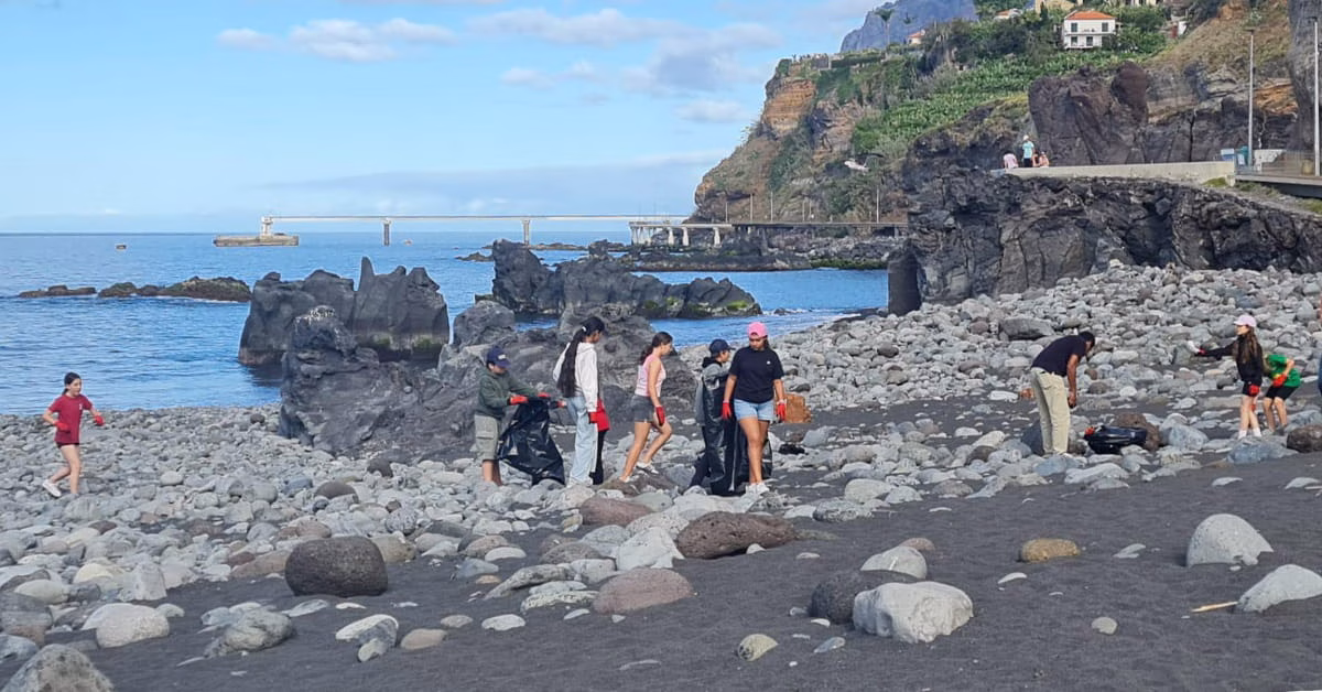 Salesianos do Funchal lançam iniciativa de limpeza na Praia Formosa